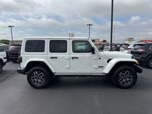 Used 2025 Jeep Wrangler Unlimited Sahara AWD/4WD image 2
