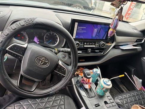 Used 2023 Toyota Highlander Bronze Edition AWD/4WD image 6