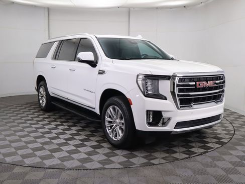 Used 2023 GMC Yukon XL SLT w/ SLT Luxury Package image 3