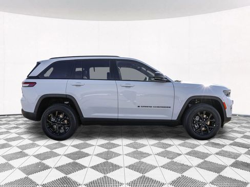 New 2025 Jeep Grand Cherokee Altitude image 13