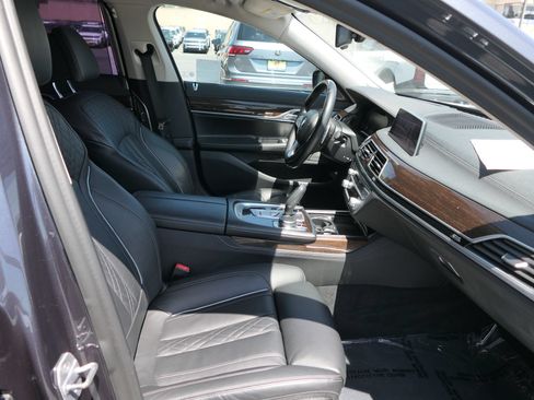 Used 2020 BMW 740i w/ Premium Package RWD image 29