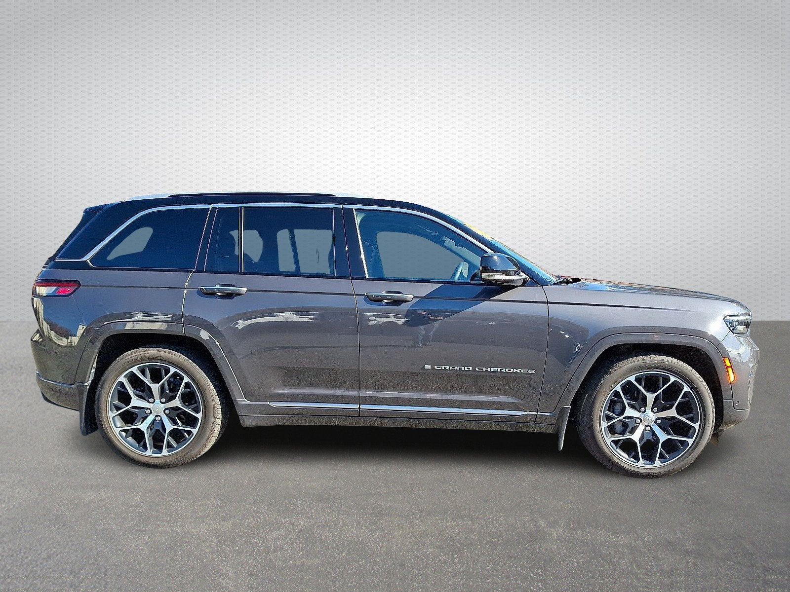 Used 2023 Jeep Grand Cherokee Summit AWD/4WD image 7