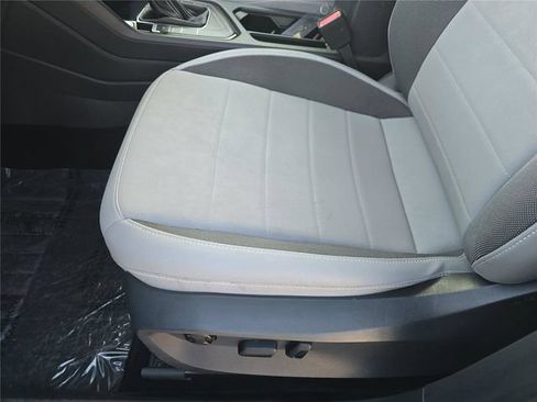 Used 2024 Volkswagen Taos SE w/ Black Wheel Package FWD image 13