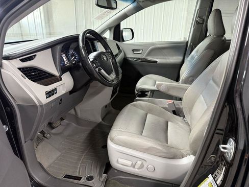 Used 2017 Toyota Sienna XLE w/ XLE Navigation Package AWD/4WD image 9