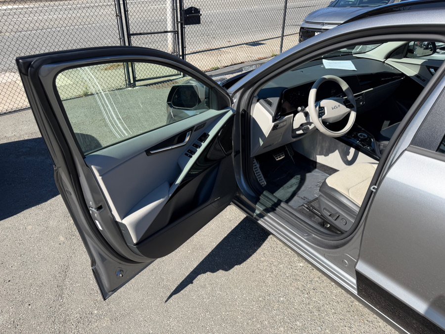 Used 2023 Kia Niro Wave w/ Wave Preserve Package FWD image 9