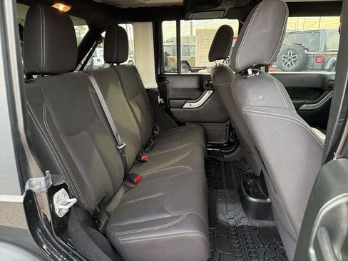Used 2018 Jeep Wrangler Unlimited Rubicon w/ Connectivity Group AWD/4WD image 17