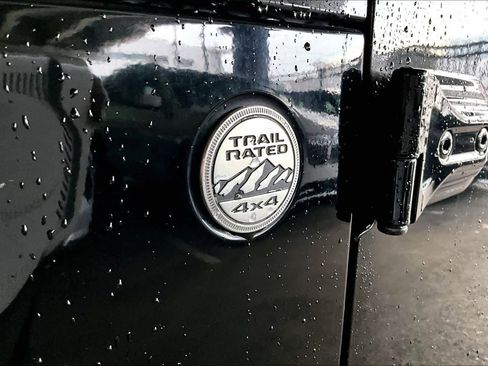 Used 2018 Jeep Wrangler Unlimited Sahara image 9