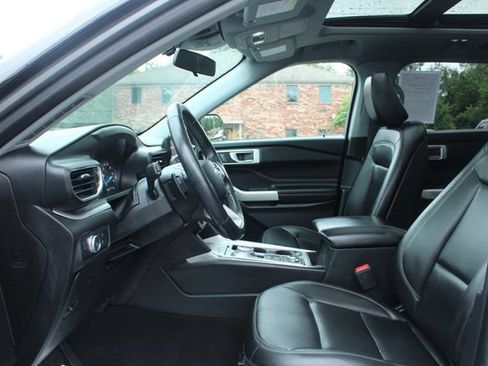 Used 2020 Ford Explorer XLT w/ Equipment Group 202A AWD/4WD image 12