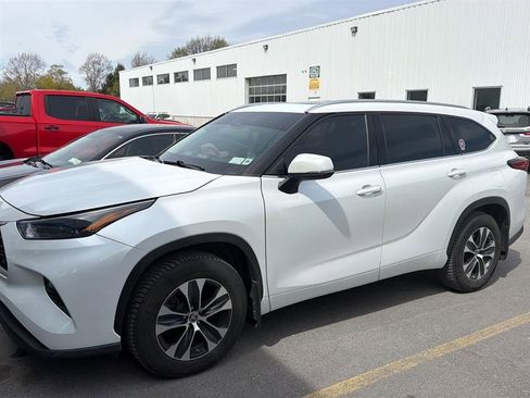 Used 2022 Toyota Highlander XLE AWD/4WD image 4
