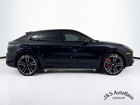 Used 2022 Porsche Cayenne GTS AWD/4WD image 8