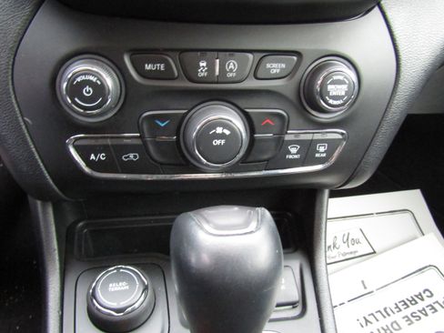 Used 2020 Jeep Cherokee Latitude Plus image 24