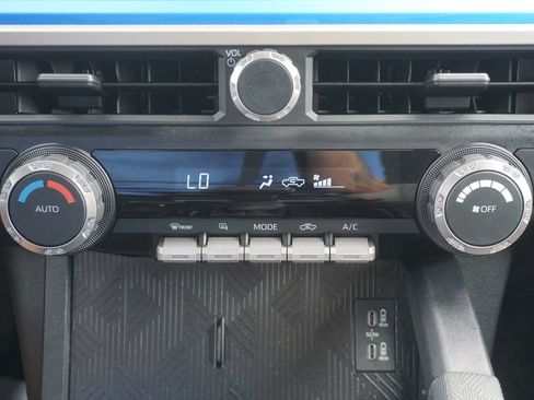 Certified 2025 Toyota Tacoma TRD Off-Road AWD/4WD image 11