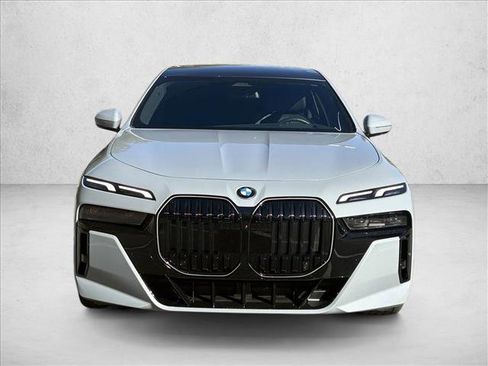 Used 2025 BMW 740i w/ Premium Package image 2