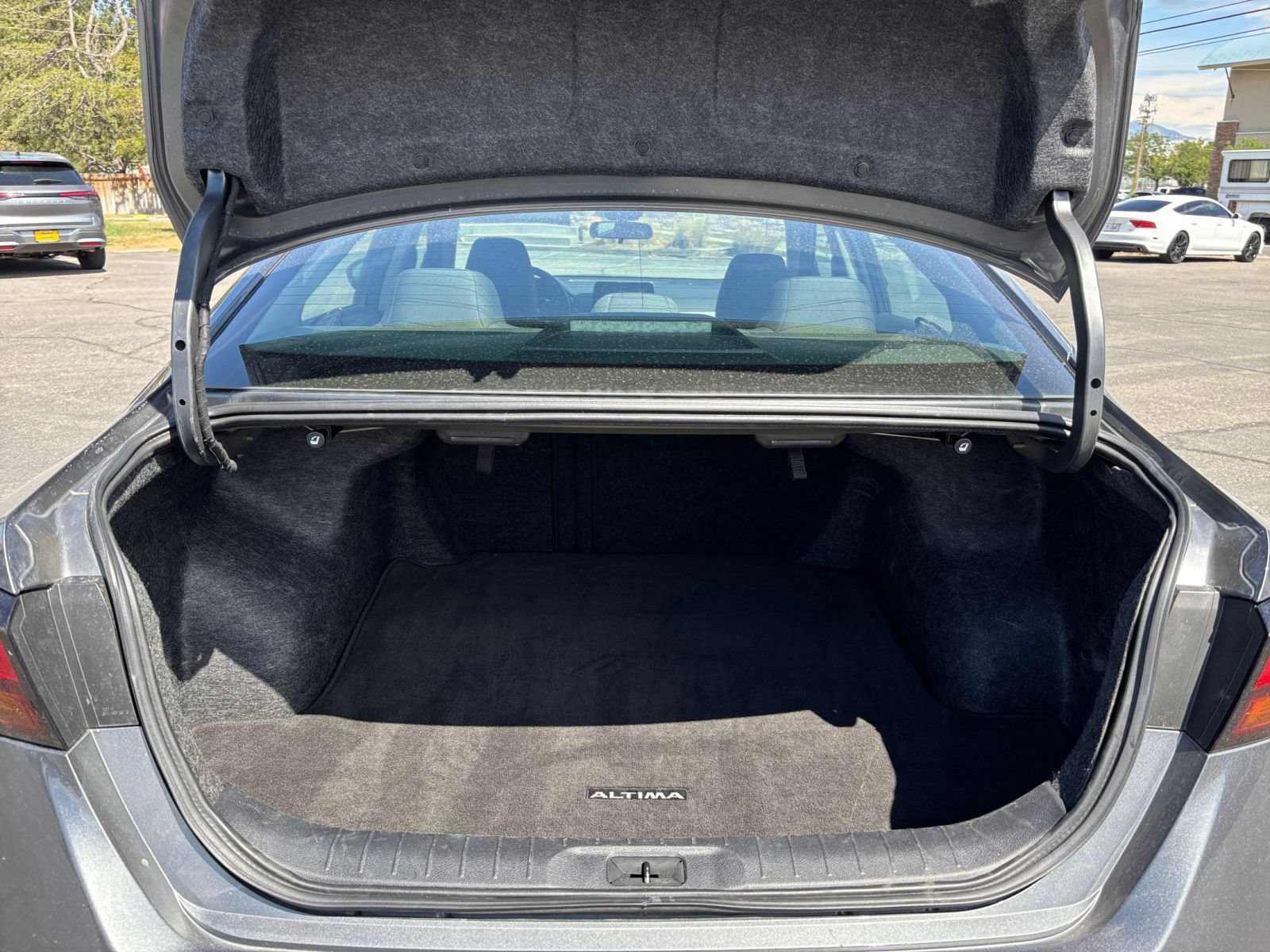 Used 2025 Nissan Altima 2.5 SV FWD image 31