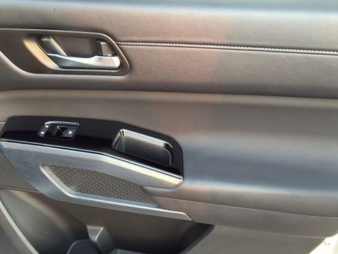 Used 2025 Nissan Pathfinder SL FWD image 32