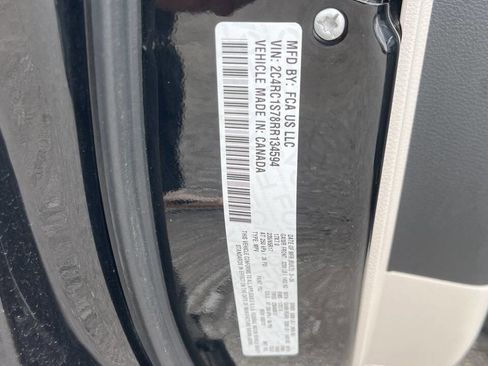 Used 2024 Chrysler Pacifica Limited FWD image 16