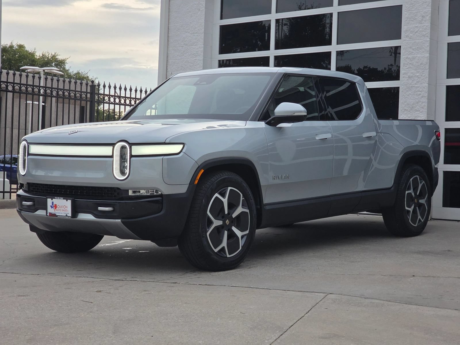 Used 2024 Rivian R1T Adventure Dual AWD/4WD image 9