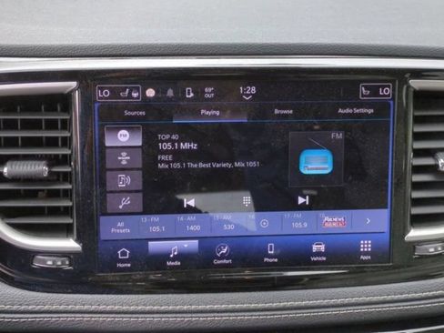 Used 2021 Chrysler Pacifica Touring-L FWD image 17