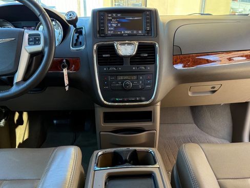 Used 2015 Chrysler Town & Country Touring image 11
