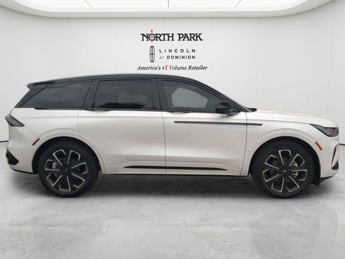 New 2026 Lincoln Nautilus Reserve AWD/4WD image 2