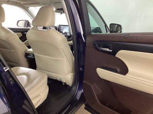 Used 2022 Toyota Highlander XLE AWD/4WD image 23