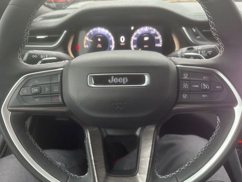 Used 2025 Jeep Grand Cherokee Limited image 24