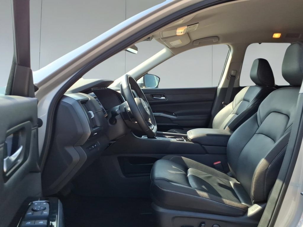Used 2025 Nissan Pathfinder SL AWD/4WD image 16