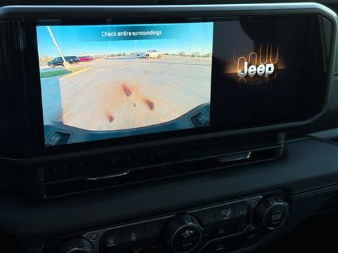 Used 2025 Jeep Gladiator Mojave AWD/4WD image 25