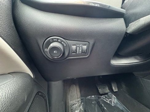 Used 2024 Jeep Compass Limited image 28