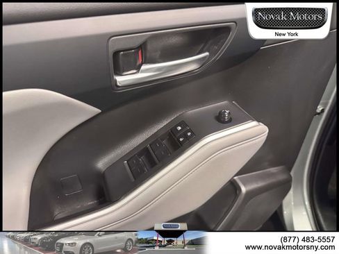 Used 2022 Toyota Highlander XLE AWD/4WD image 16