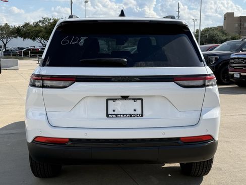 New 2025 Jeep Grand Cherokee Altitude image 6