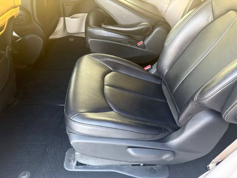 Used 2024 Chrysler Pacifica Limited FWD image 10