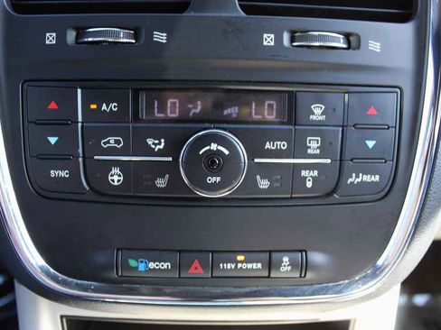 Used 2016 Dodge Grand Caravan SXT image 18