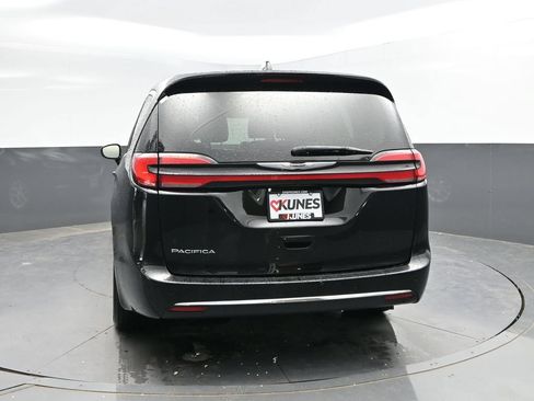 Used 2024 Chrysler Pacifica Touring-L FWD image 6