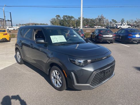 Used 2023 Kia Soul LX w/ LX Technology Package image 3