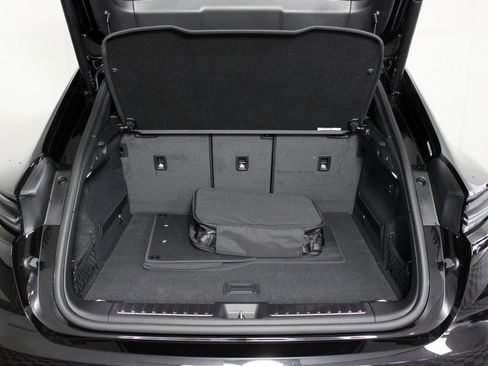 Used 2025 Porsche Macan 4 Electric image 14