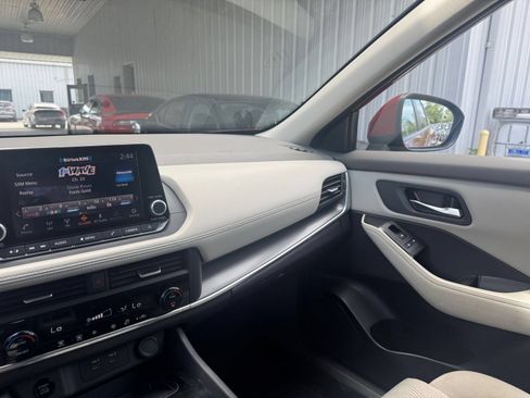 Used 2025 Nissan Rogue SV FWD image 36