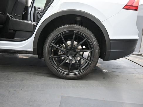 Used 2019 Volkswagen Tiguan SE w/ Panoramic Sunroof Package image 19