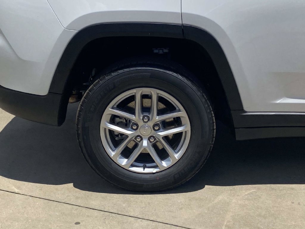 New 2026 Jeep Grand Cherokee Laredo X RWD image 7