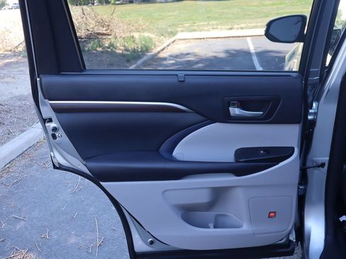 Used 2014 Toyota Highlander Limited FWD image 26