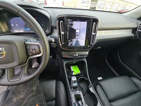 Used 2025 Volvo XC40 B5 Plus AWD/4WD image 11