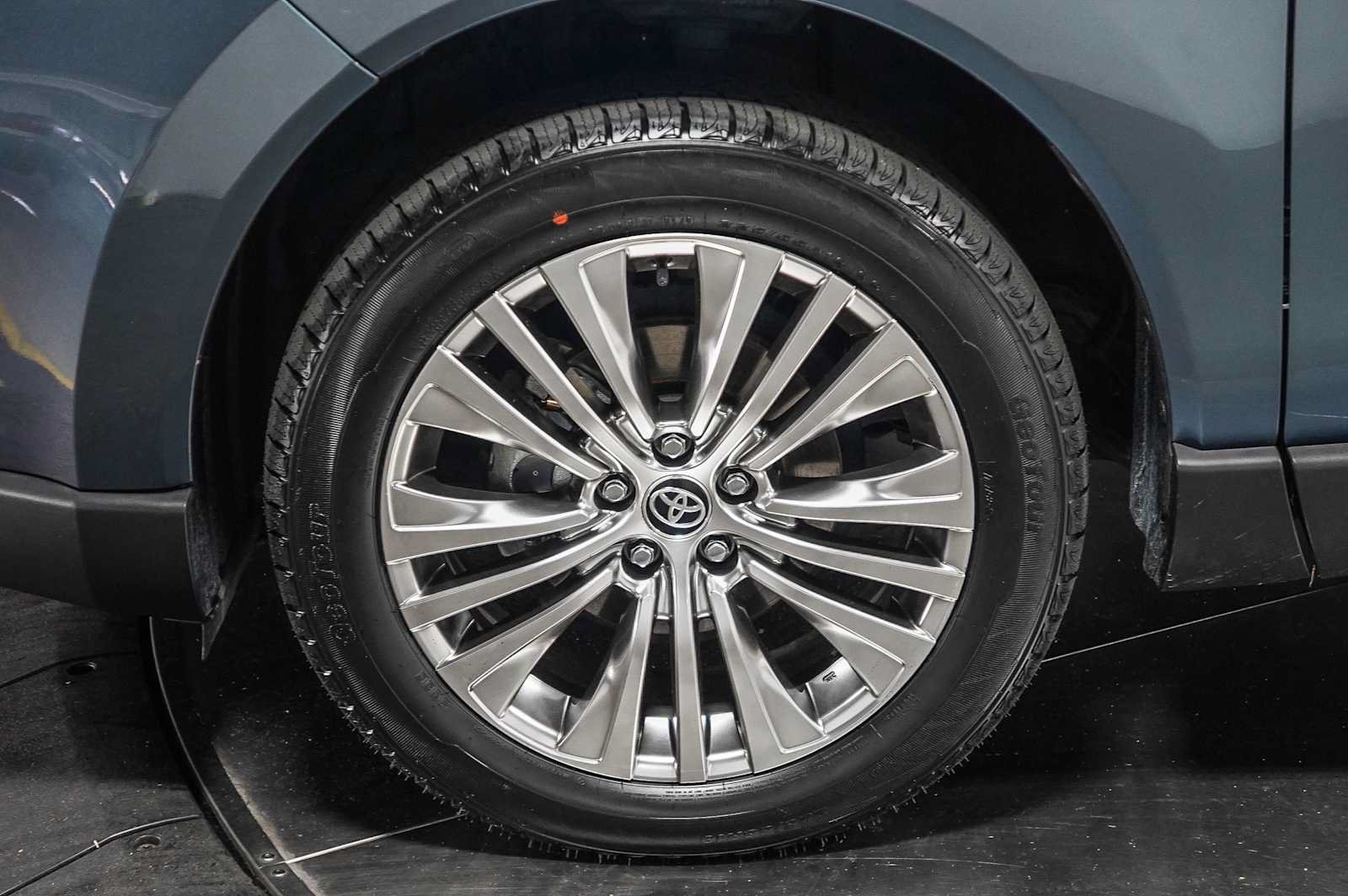 Certified 2023 Toyota Venza XLE AWD/4WD image 12