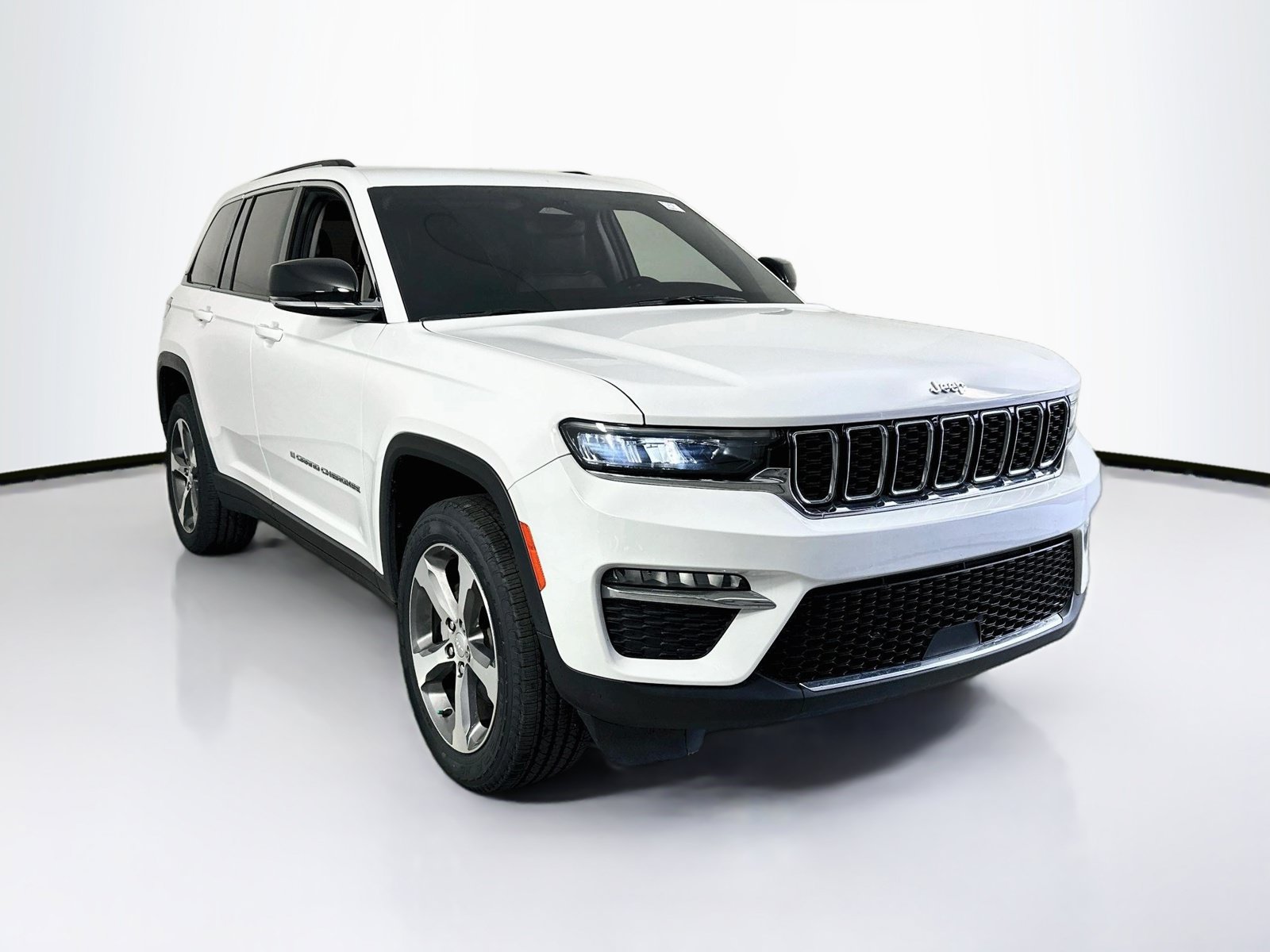 Used 2023 Jeep Grand Cherokee Limited RWD image 3