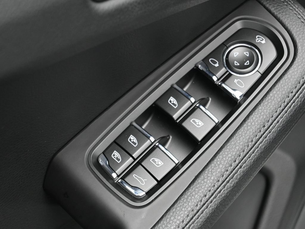 Certified 2025 Porsche Macan AWD/4WD image 9