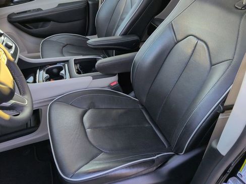 Used 2023 Chrysler Pacifica Limited image 13