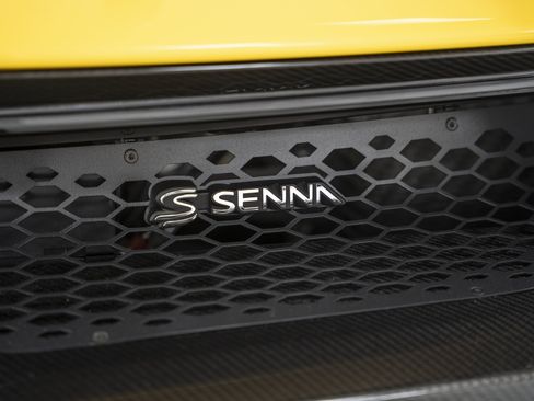 Used 2019 McLaren Senna RWD image 23