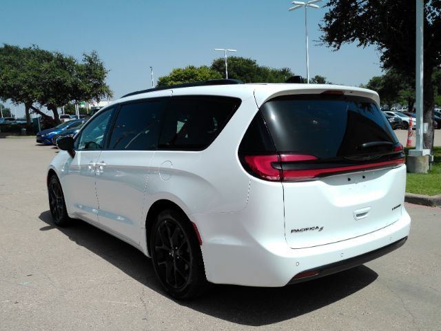 Used 2025 Chrysler Pacifica Limited FWD image 13