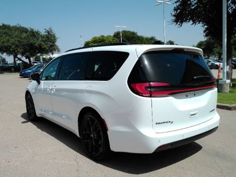 Used 2025 Chrysler Pacifica Limited FWD image 13