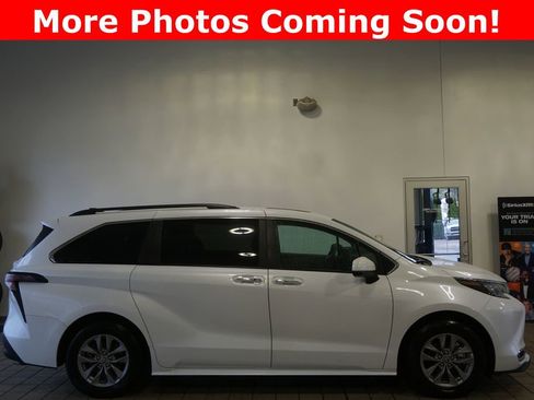 Used 2024 Toyota Sienna XLE w/ XLE Plus Package image 2