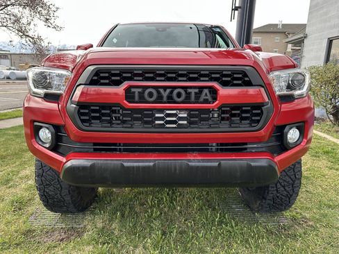 Used 2022 Toyota Tacoma TRD Off-Road w/ Technology Package AWD/4WD image 13